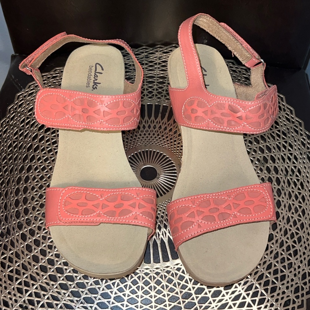 NIB Clarks Alto Anthem Women 9.W Tan 2” Wedge Embellished Strap Comfort Sandals